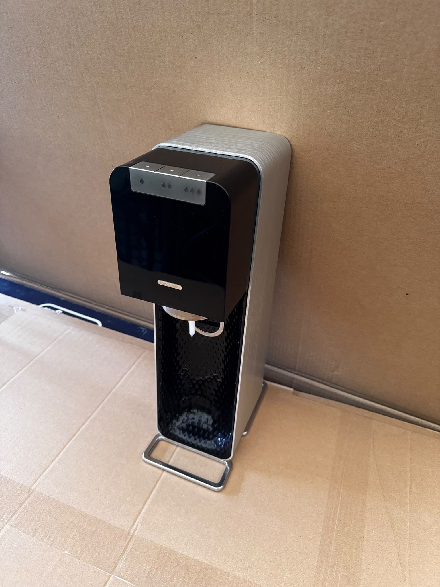 Kaffeemaschine, Wasserhahn?, Kaffeevollautomat, Gehäuse Edelstahl, Wasserauslauf