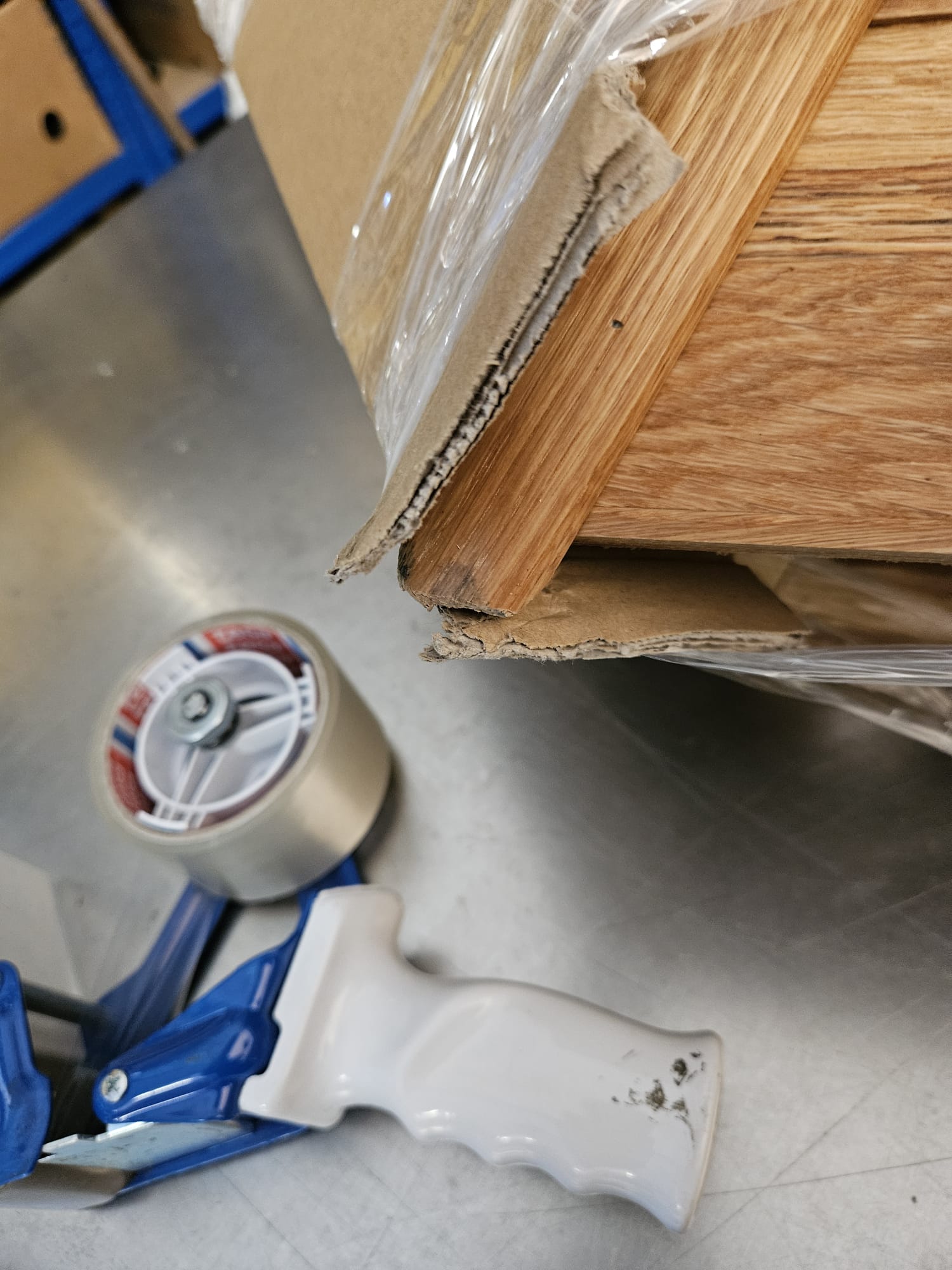 Karton, Holzplatte, Broschüre, Klebebandrolle, Folienverpackung