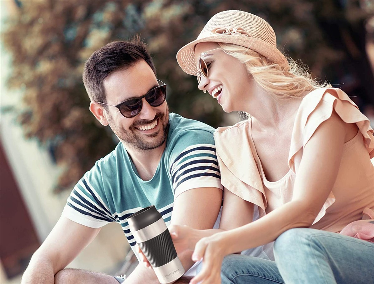 sonnenschutz, sonnenbrille, strandoutfit, trinkbecher, gläser