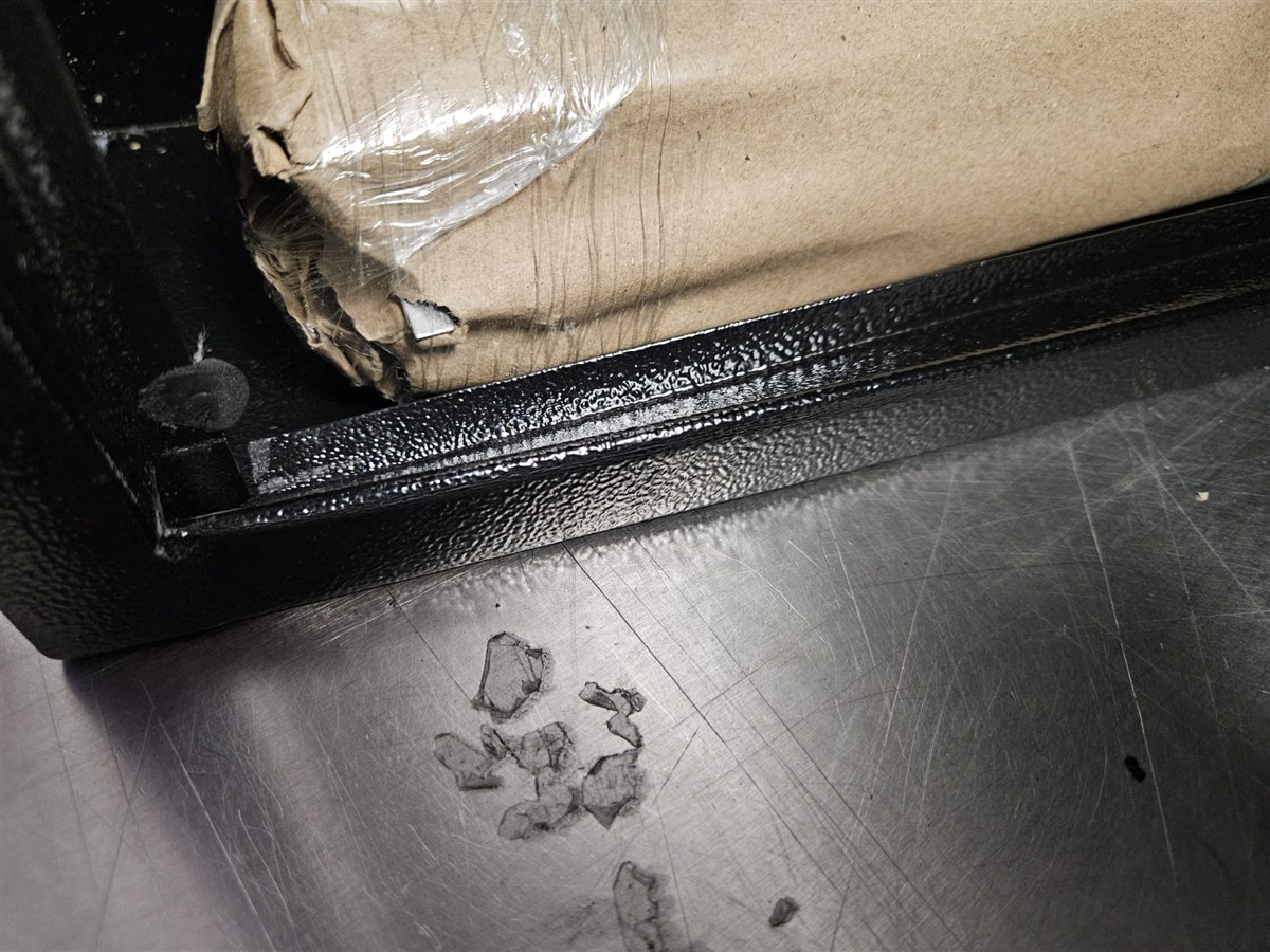 Karton, Klebeband, schwarze Ablage, Metalloberfläche, ver streute Trümmer