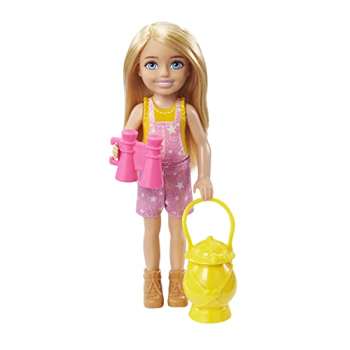 Barbie Chelsea Serie, Chelsea Camping Puppe mit blonden Haaren, Haustier Eule, Schlafsack, Kissen, Laterne, Fernglas, Camping Zubehör, Geschenk für Kinder, Spielzeug ab 3 Jahre,HDF77
