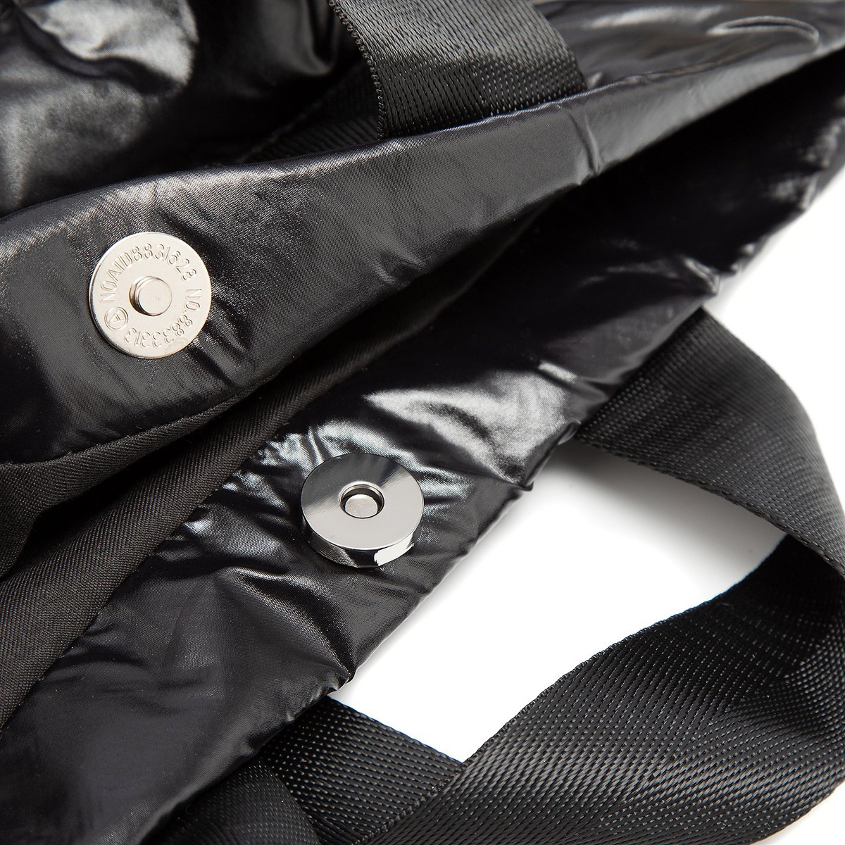 schwarze Tasche, gepolstert,  Druckknopf, Gurtband, Zinkknopf