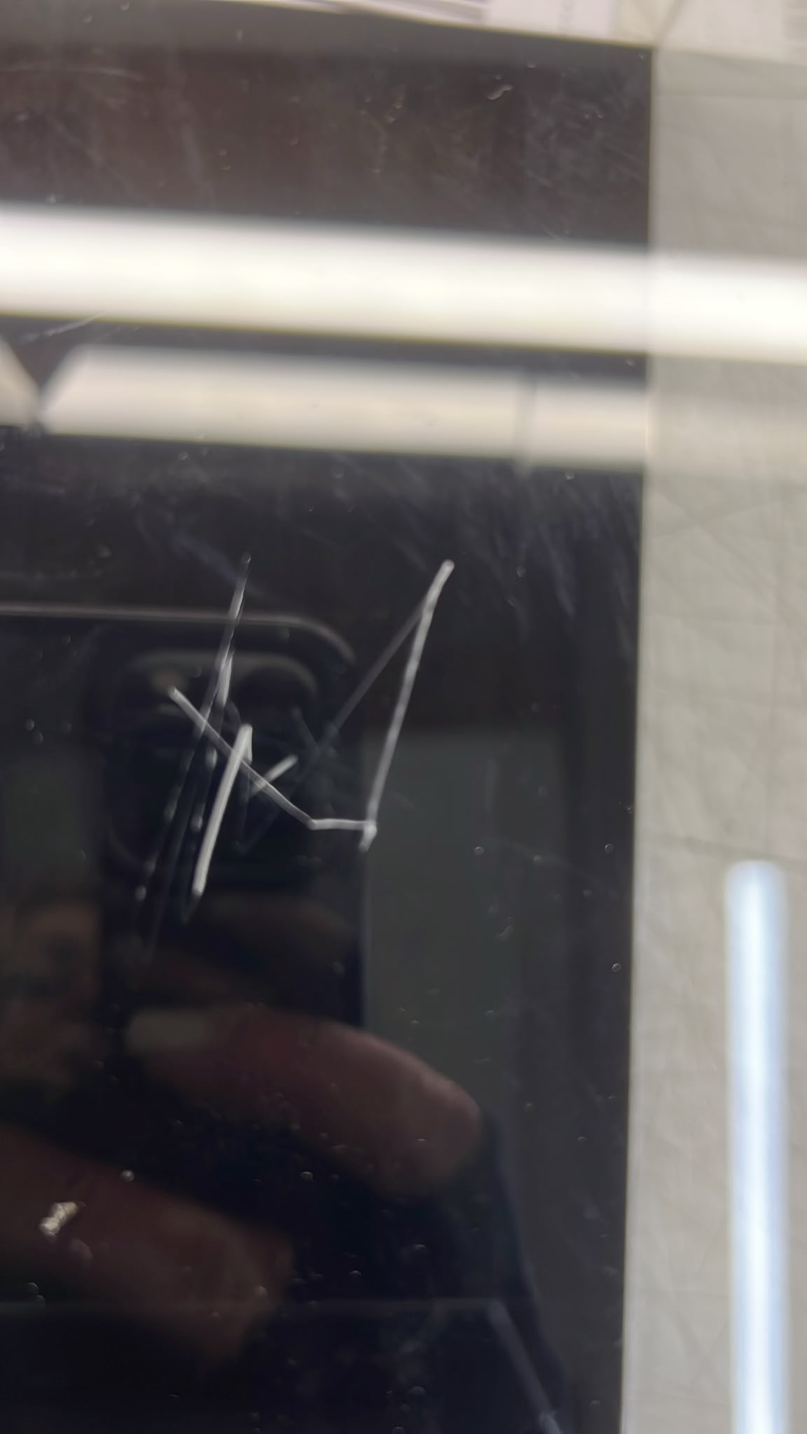 Schwarze Glasfläche, Reflektierend, Kratzer, Riss