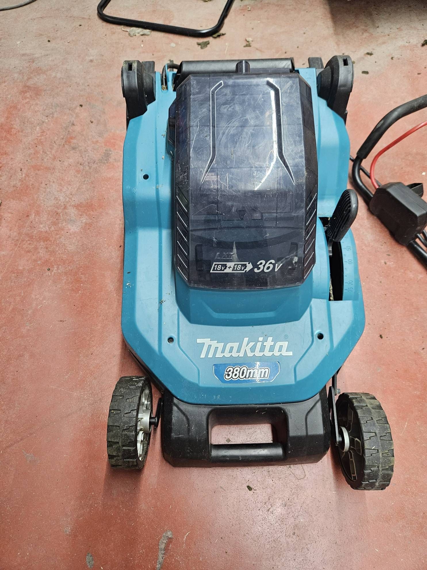 Makita Akku Rasenmäher DLM382PM2 2x 18 V mit Akkus und Ladegerät #E521