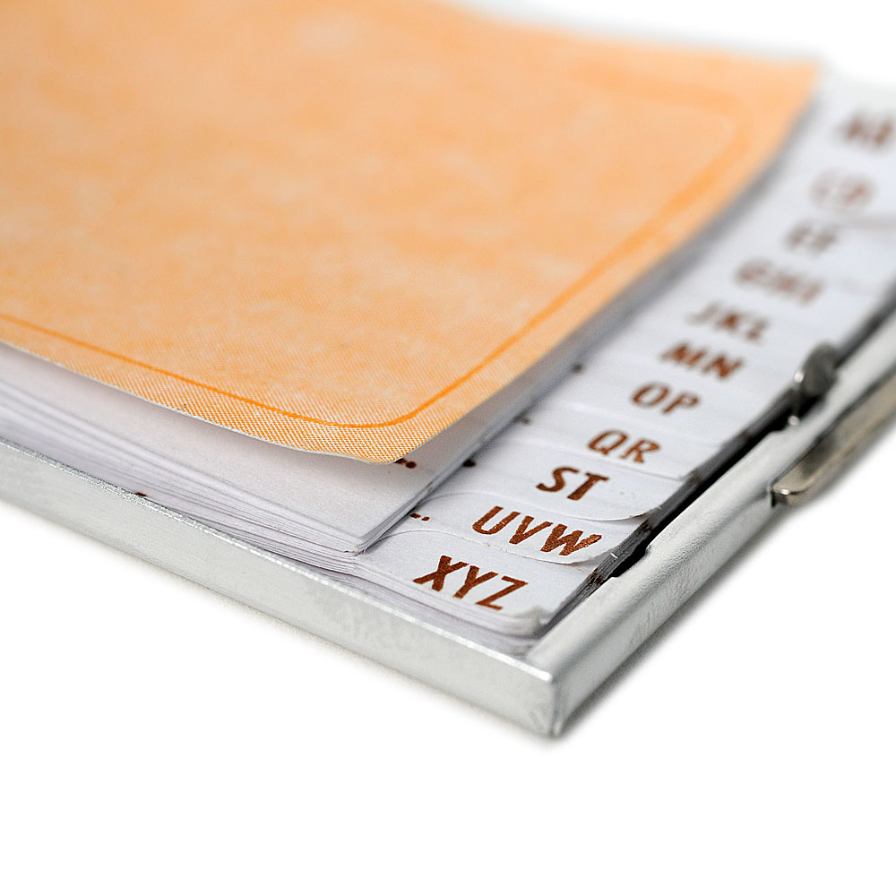 Handlicher Taschenspiegel mit Telefonregister, matt silbern, 7,8 x 5,8 x 0,9 cm