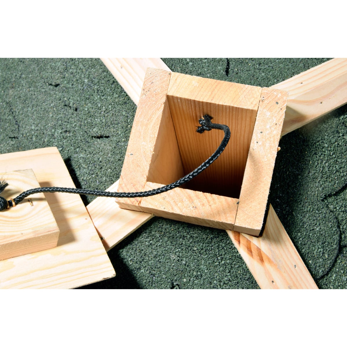 Holzbaukasten, Holzblock, Schnur, Bohrloch, Kabel?