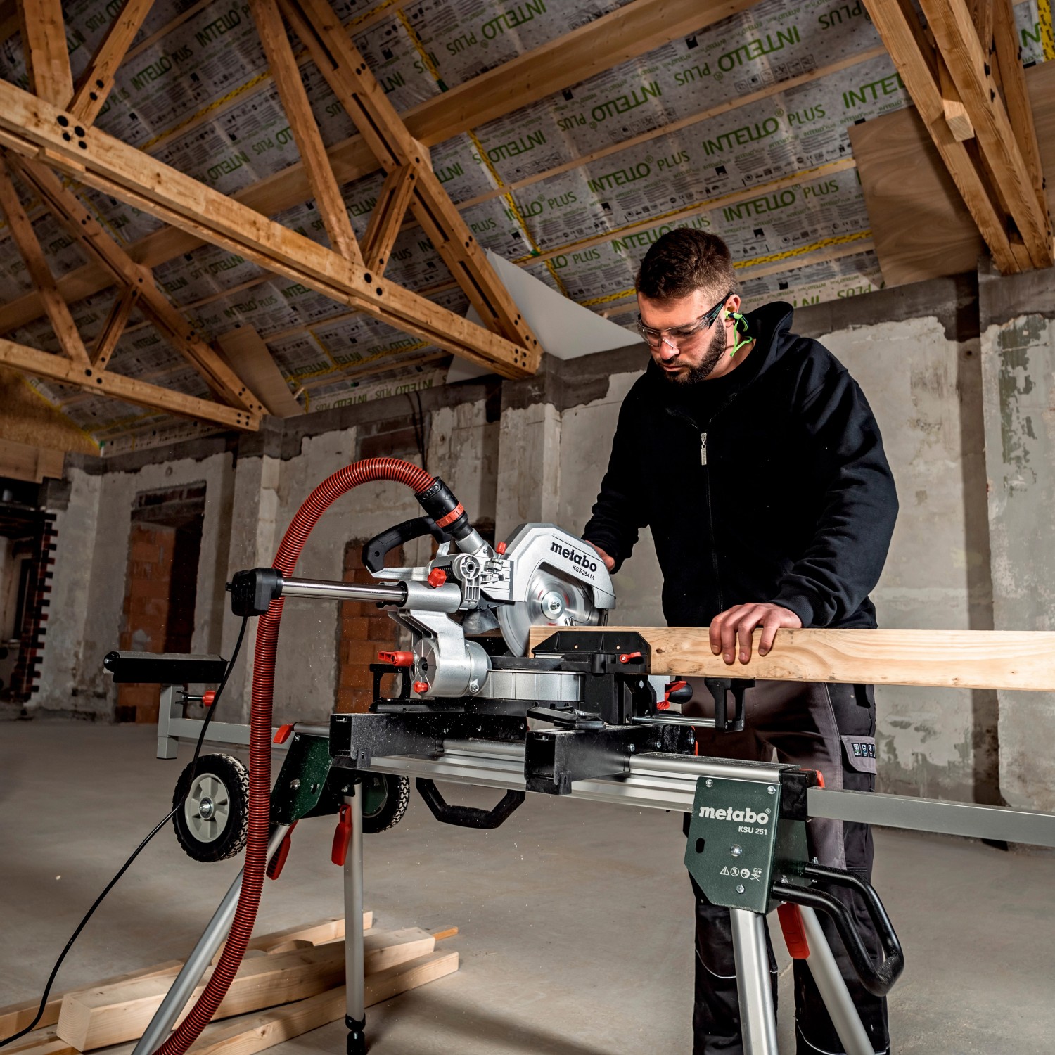 Metabo Kappsäge und Zugsäge KGS 254 M mit Hartmetall Sägeblättern