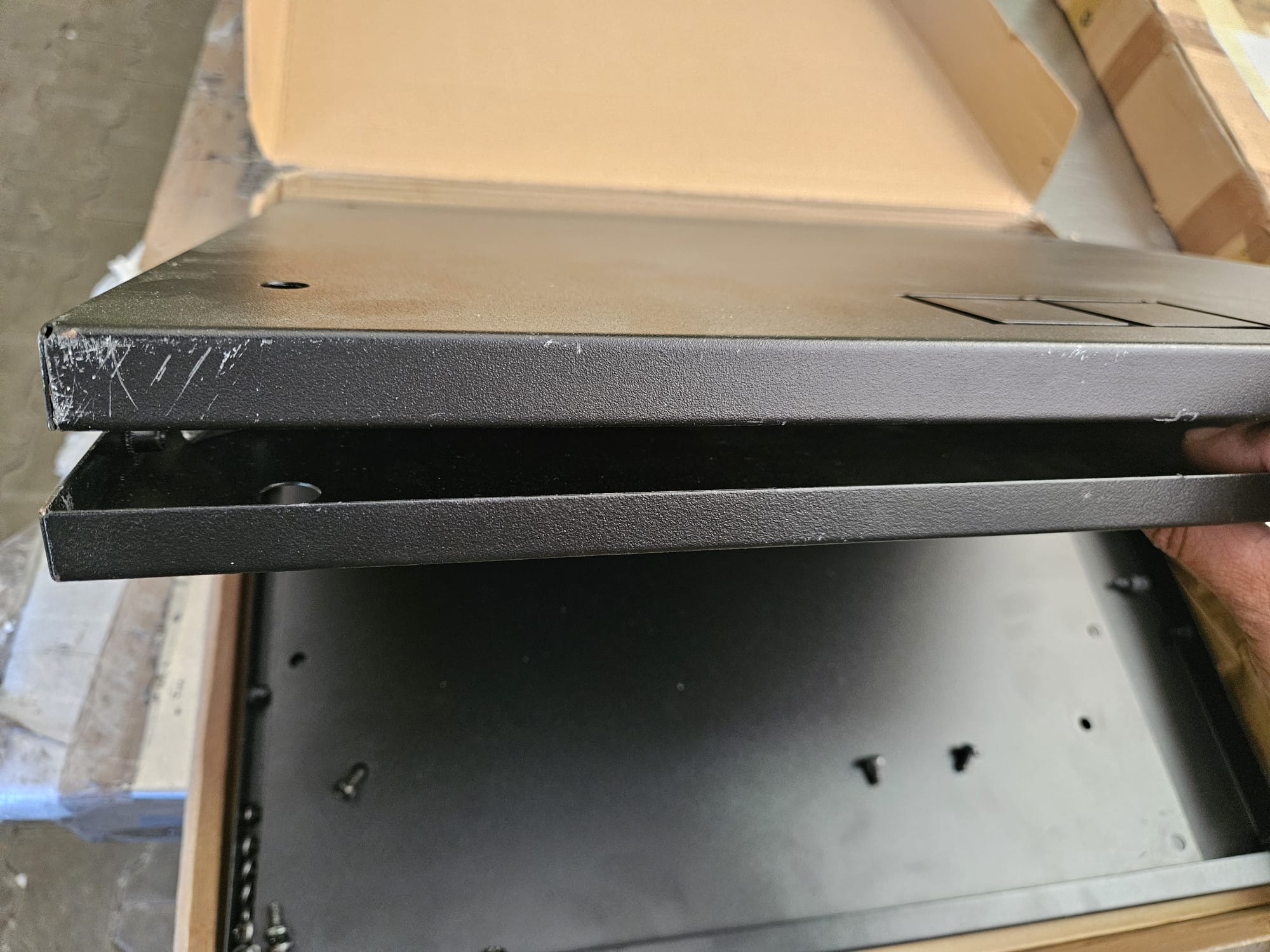 metallischer Rahmen, Schublade, gleitendes Regal, schwarzes Metall, industrielle Hardware