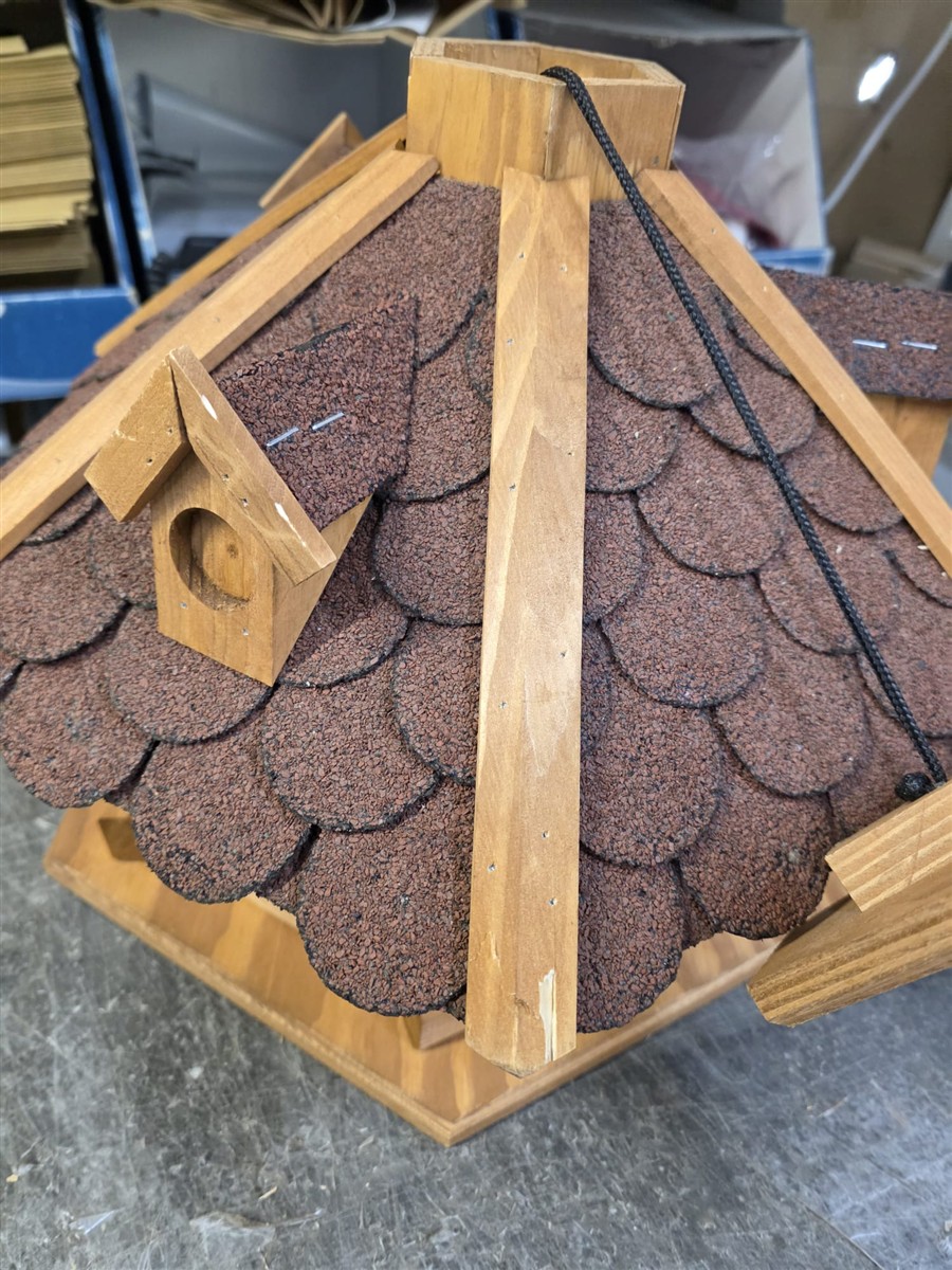 Miniaturhaus, Vogelhaus, Dachschindeln, Holzrahmen, Aufhängungsschnur