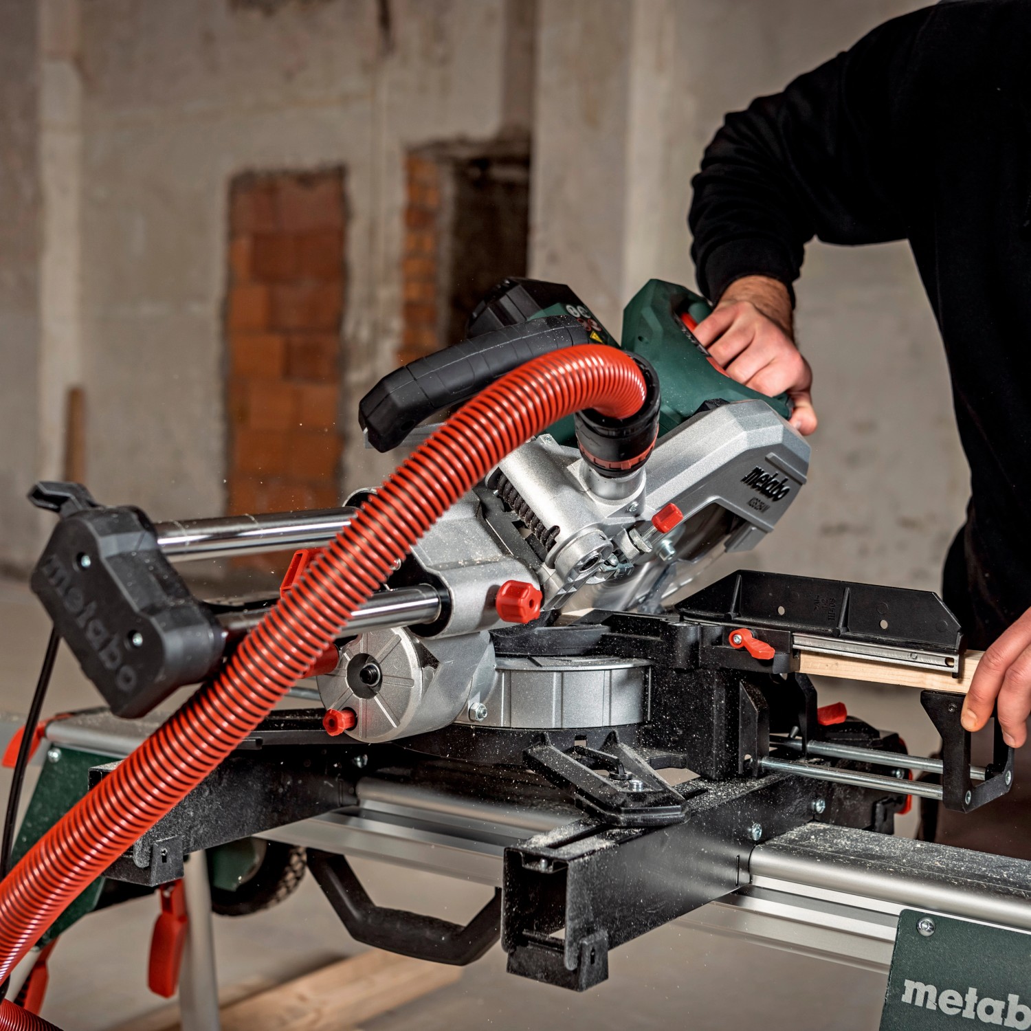 Metabo Kappsäge und Zugsäge KGS 254 M mit Hartmetall Sägeblättern