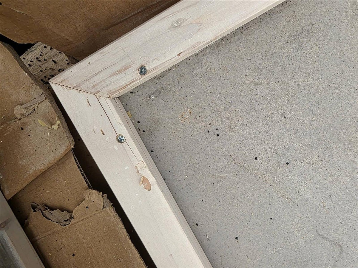 Holzrahmen, Baubeschläge, Schrauben, Betonboden, Baustellenmaterial