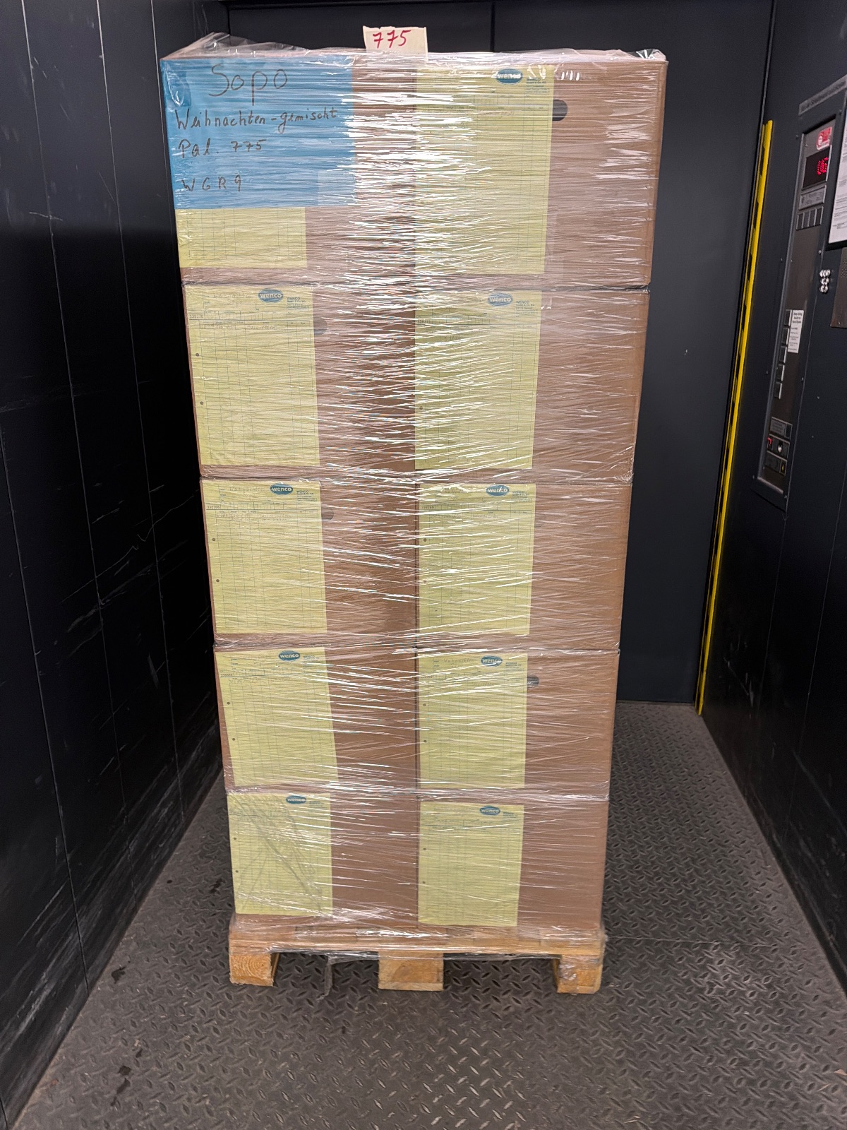 Kartonverpackungen, Holzpalette, Stretchfolie, palettierte Ware