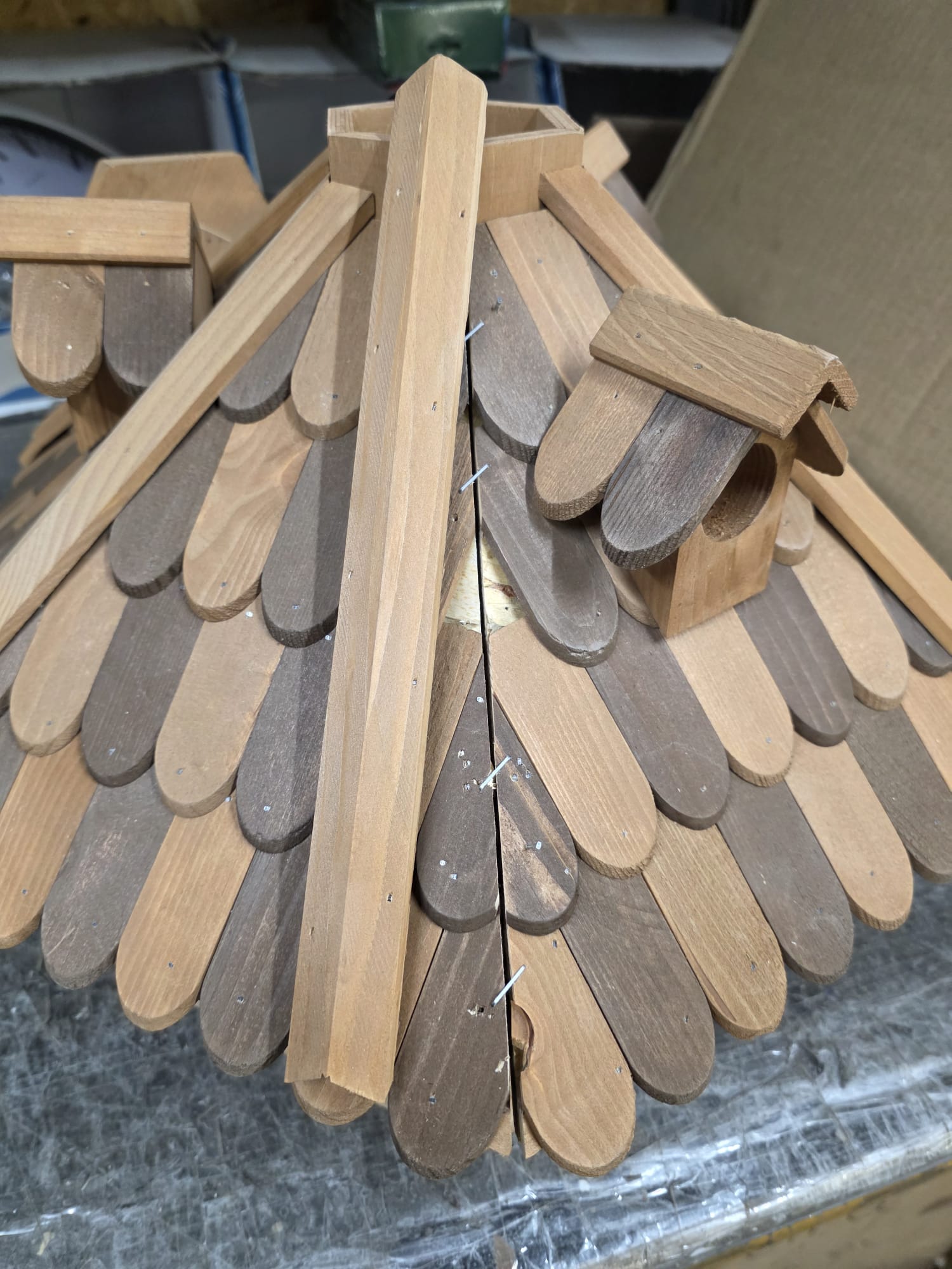dobar Vogelfutterhaus Holzschindeldach 6-eckig Vogelhaus aus Massivholz XL Vogelfutterstation mit Futtersilo 6-eckige Vogelvilla  68 x 59 x 46 cm Braun DH136