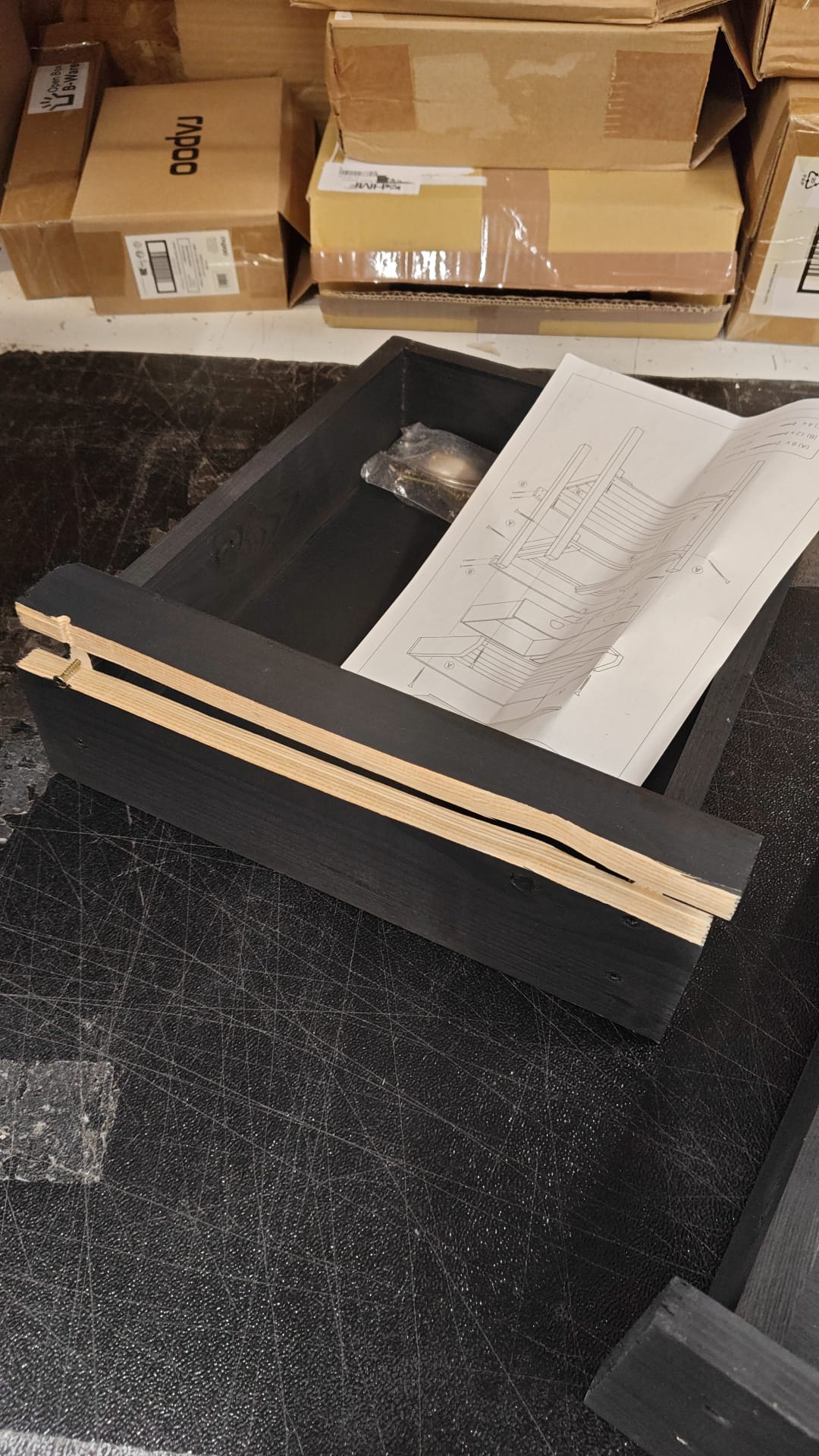 Holzkiste, schwarze Box, Bedienungsanleitung, Verpackung, Montageteile