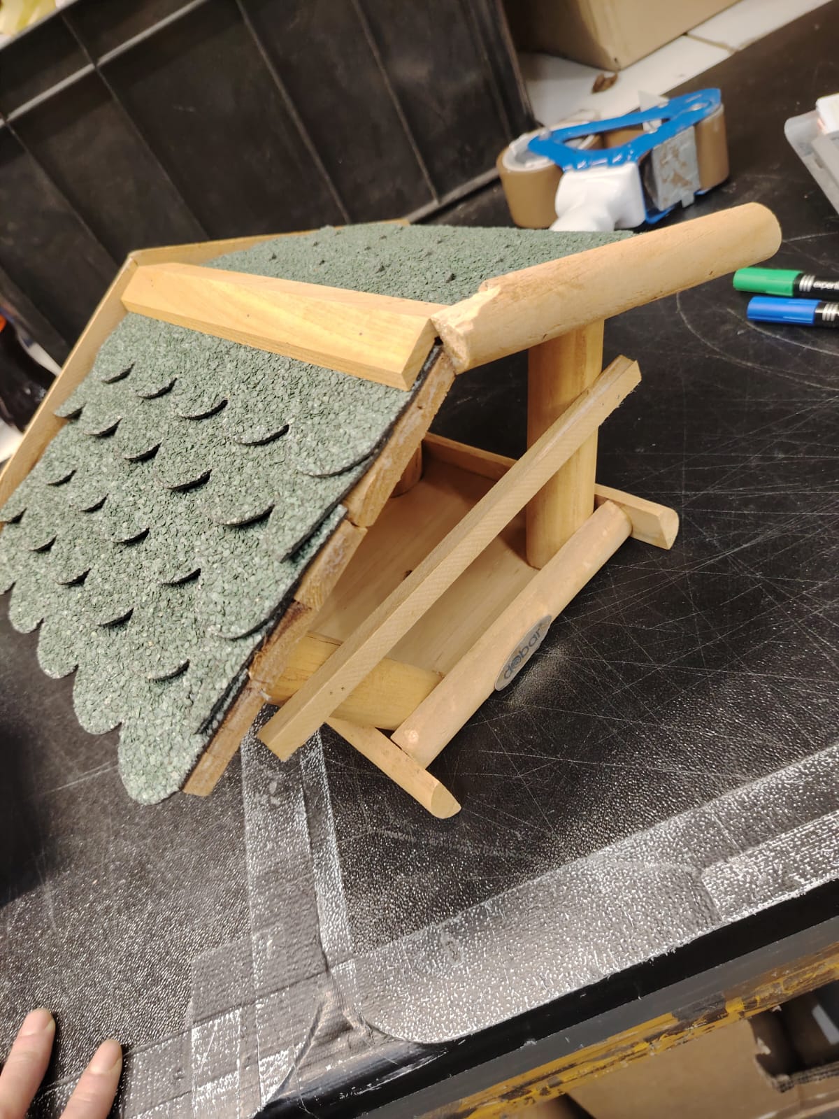 Miniature Dach, Holzrahmen, Dachziegel, grüne Schindeln, handgefertigtes Modell