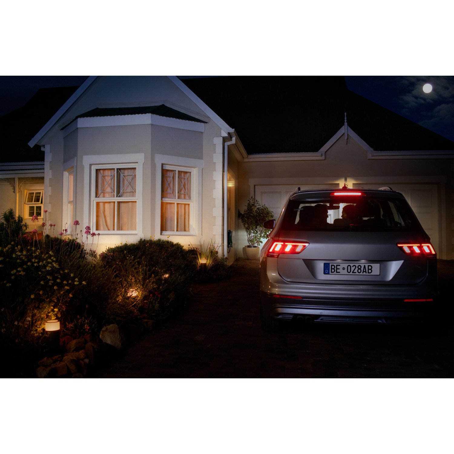 Philips Hue White & Color Ambiance LED Sockelleuchte Basis Set Calla