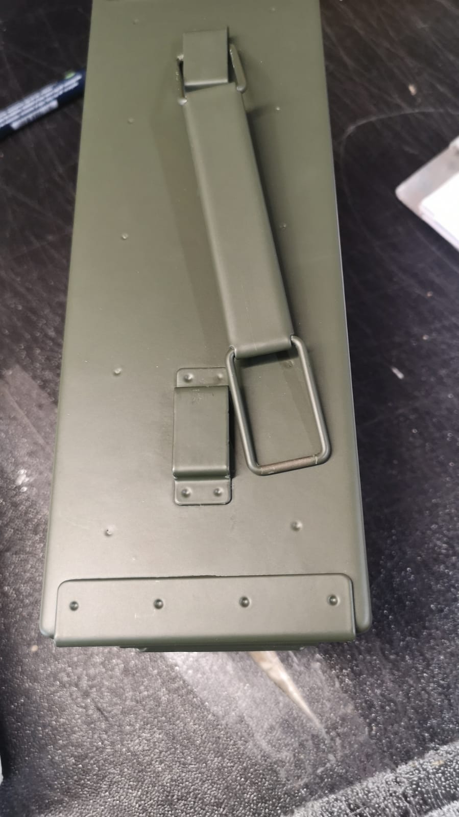military box, metallischer Koffer, Tragegriff, militärgrün, Kasten mit Verriegelung