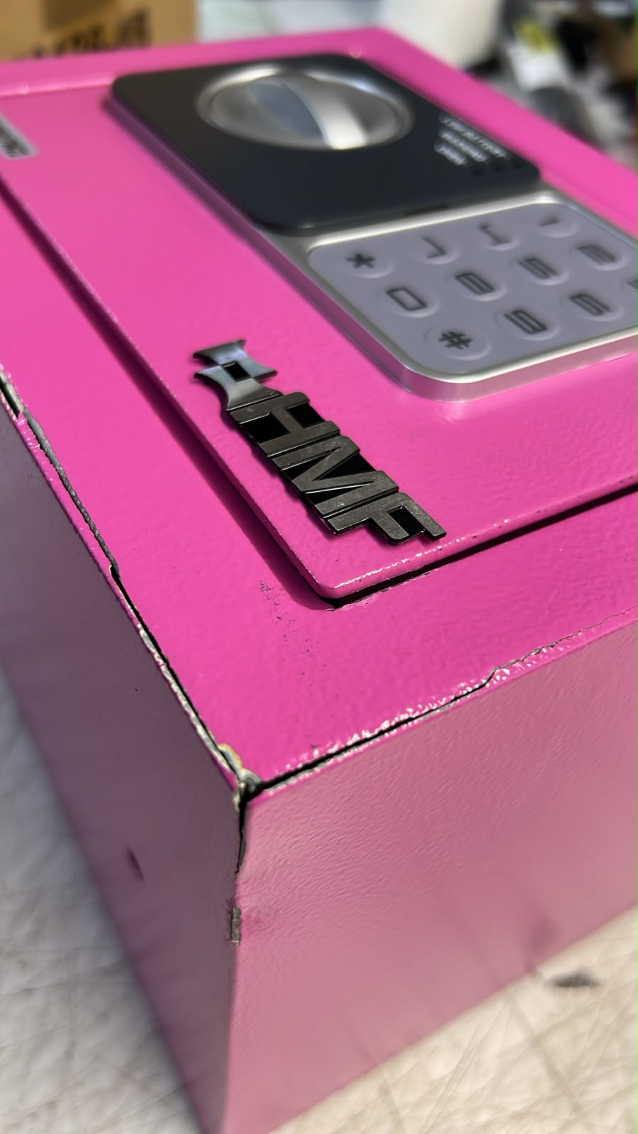 Elektronischer Tresor, pinker Safe, Zahlentastatur, Drehknopf, Metallgehäuse