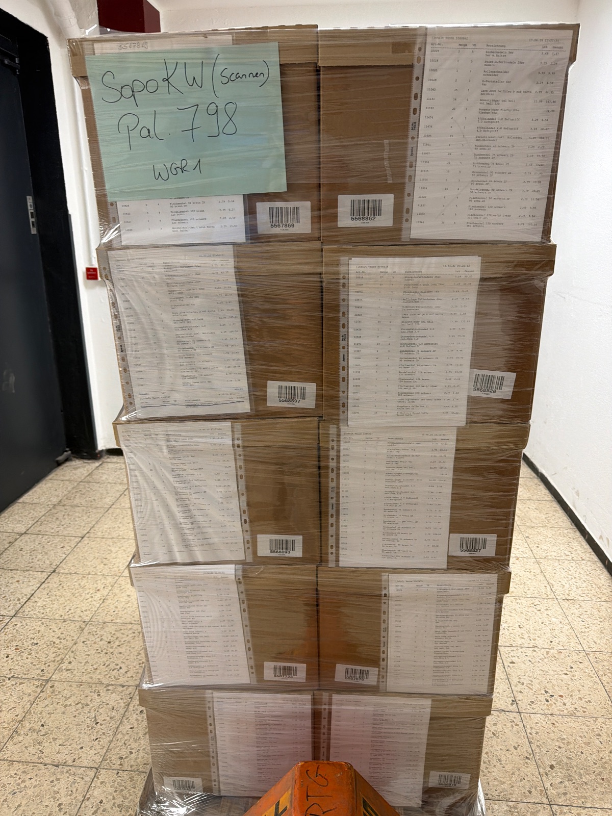 Kartonpalette, Stretchfolie, braune Kartons, Lieferscheine, Barcode-Etiketten