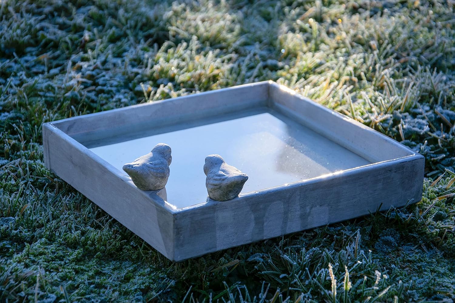 Metalltablett, Vogelstatuen, Wassertablett, Betonakzente, Frostiger Garten