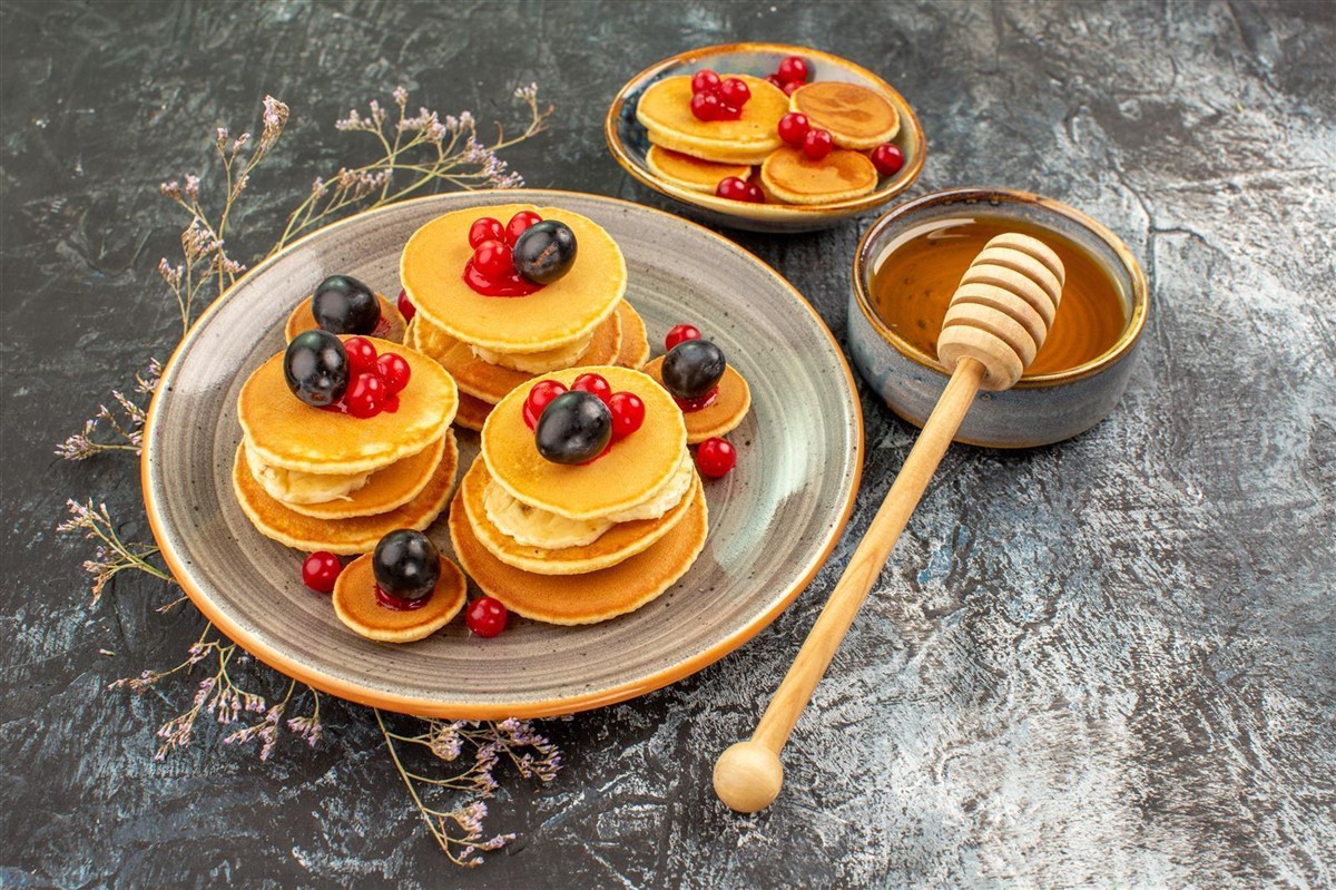 Pfannkuchen, Beeren, Honig, Sirup, Teller