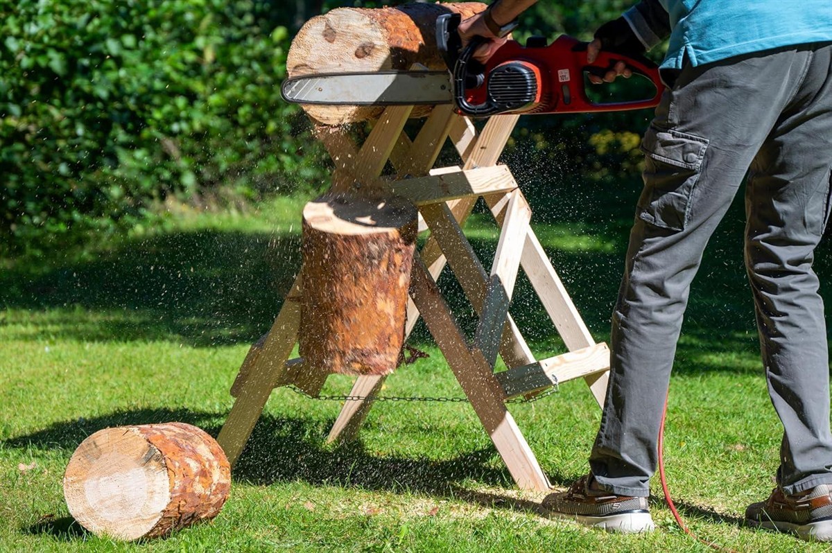 Holzstämme, Säge, Sägenwerkzeug, Holzarbeiten, Holzbearbeitung