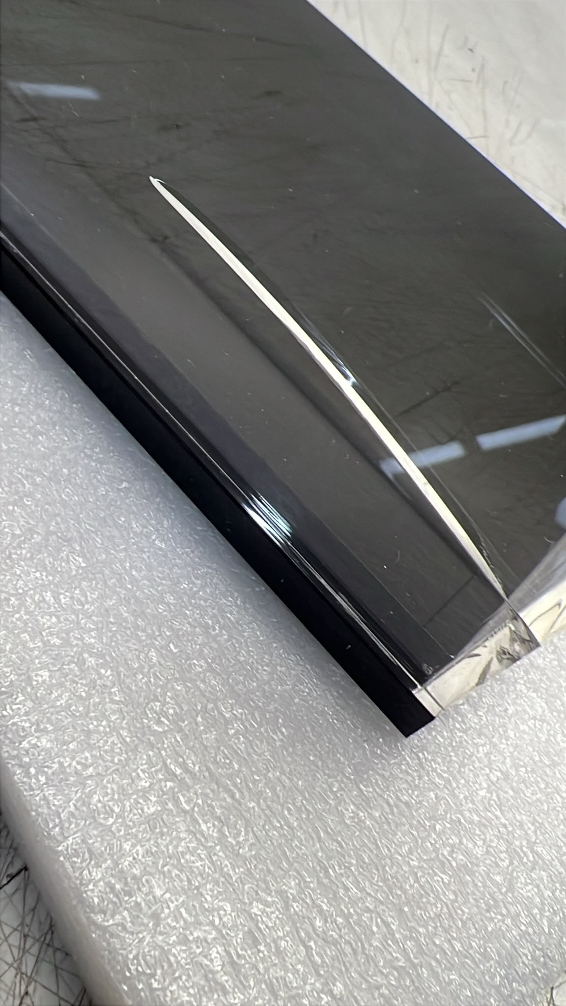 Autoverkleidung, schwarz, Chromleiste, glänzende Oberfläche