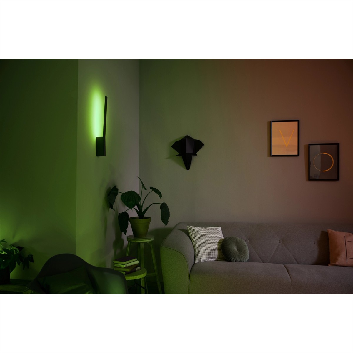 wohnzimmer, wandlampe, pflanze, sofa, wanddeko
