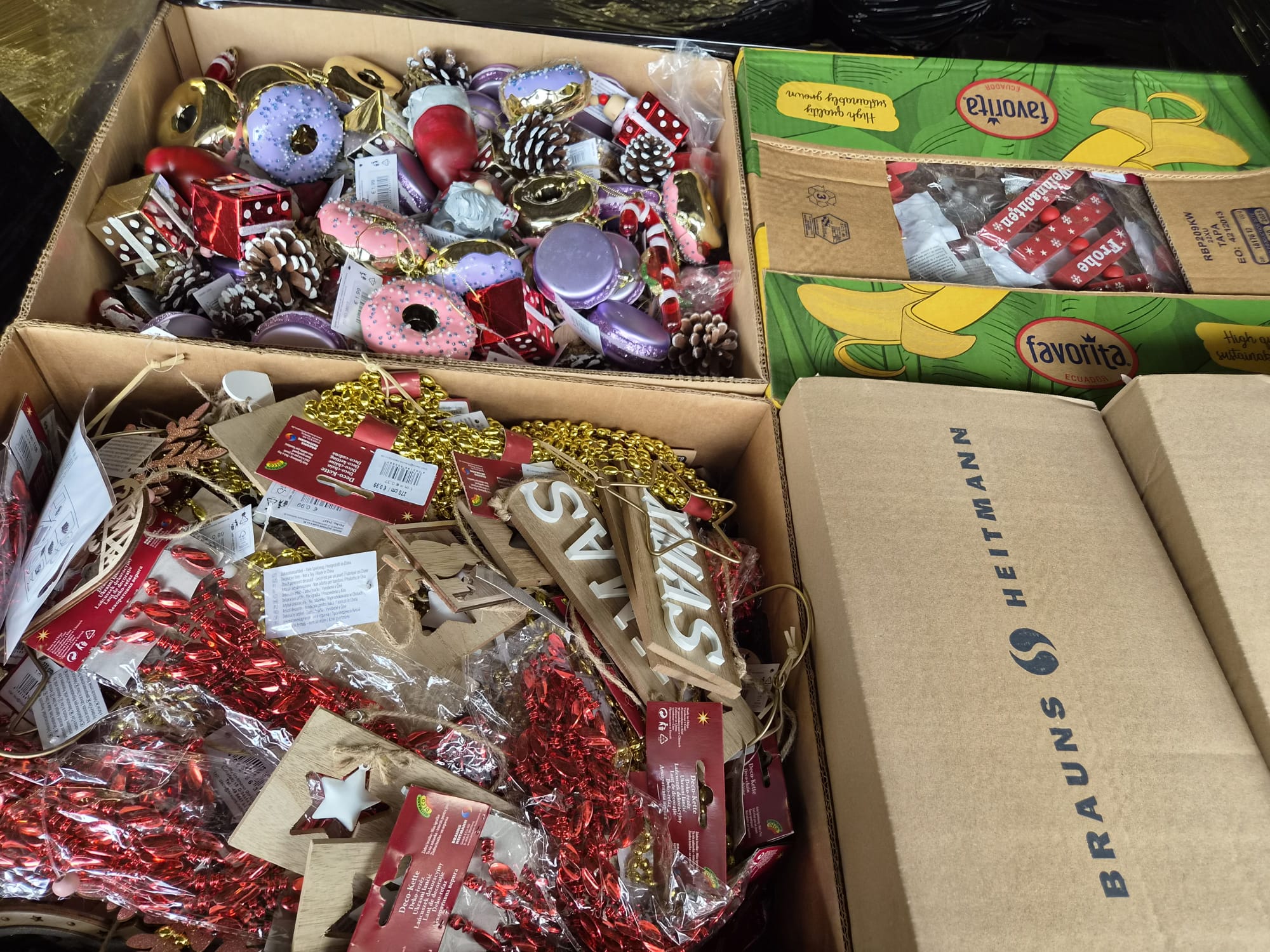 Christbaumschmuck, Donut-Ohrringe?, Tannenzapfen?, Goldene Girlanden, Rote Girlanden