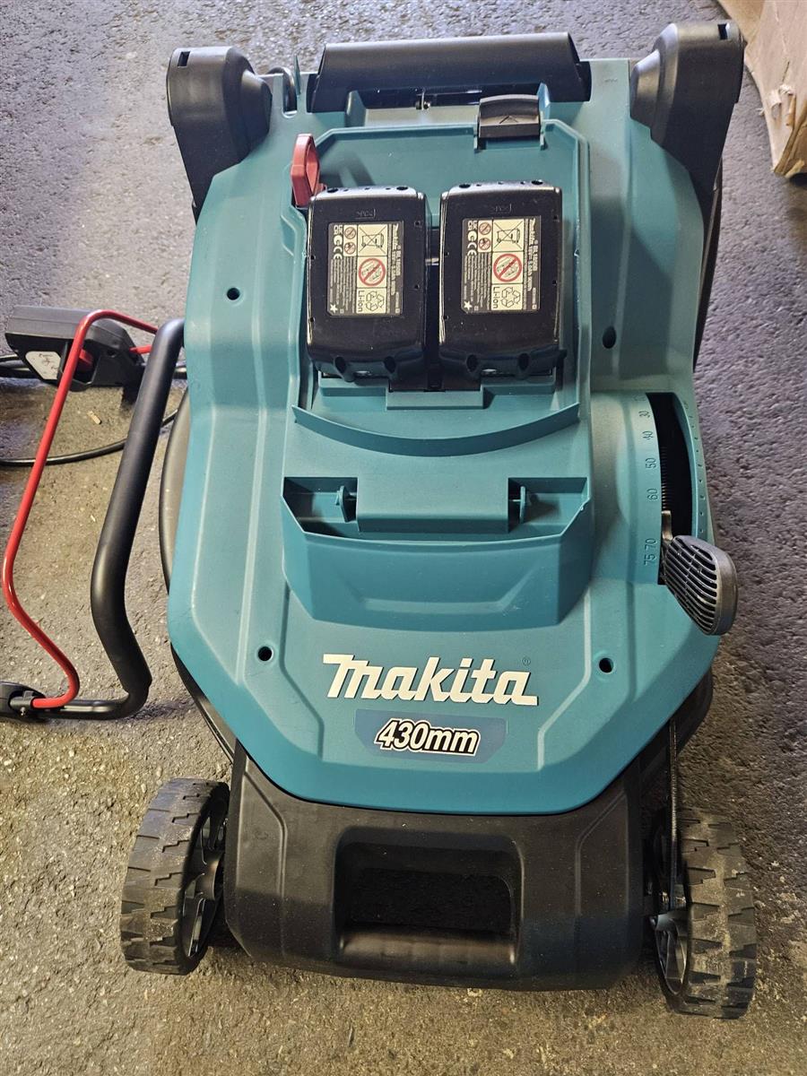 Makita Akku Rasenmäher DLM432PT2 18 V #E681