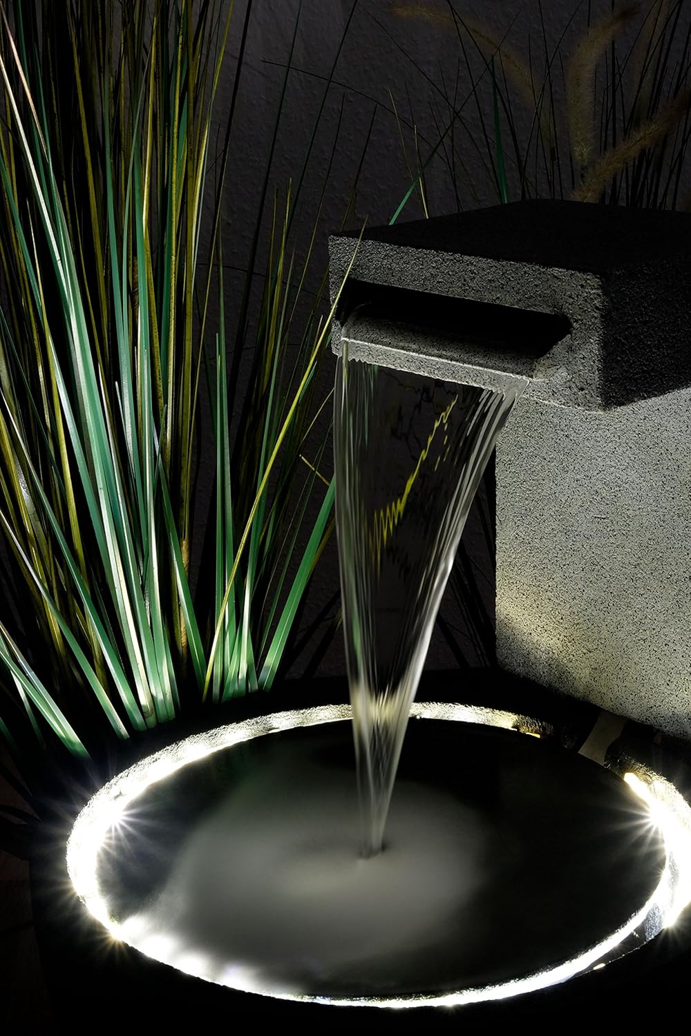 wasserspiel, brunnen, ringlicht, pflanzen, dunkel