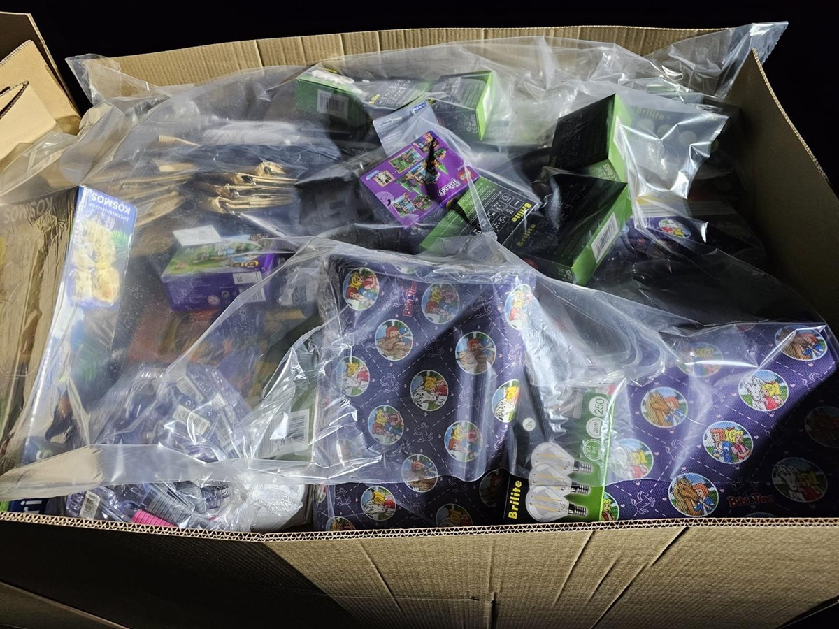 Kleine Haushaltsartikel, Kuschelspielzeug, Bunt, Verpackte Geschenkboxen, Schachteln mit Aufklebern