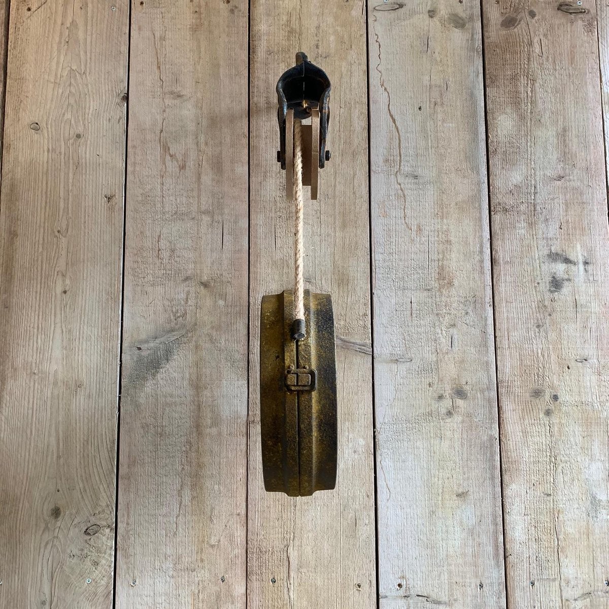 lampenklemme, hängende lampe, rostige metal, holzunterlage, seilzug