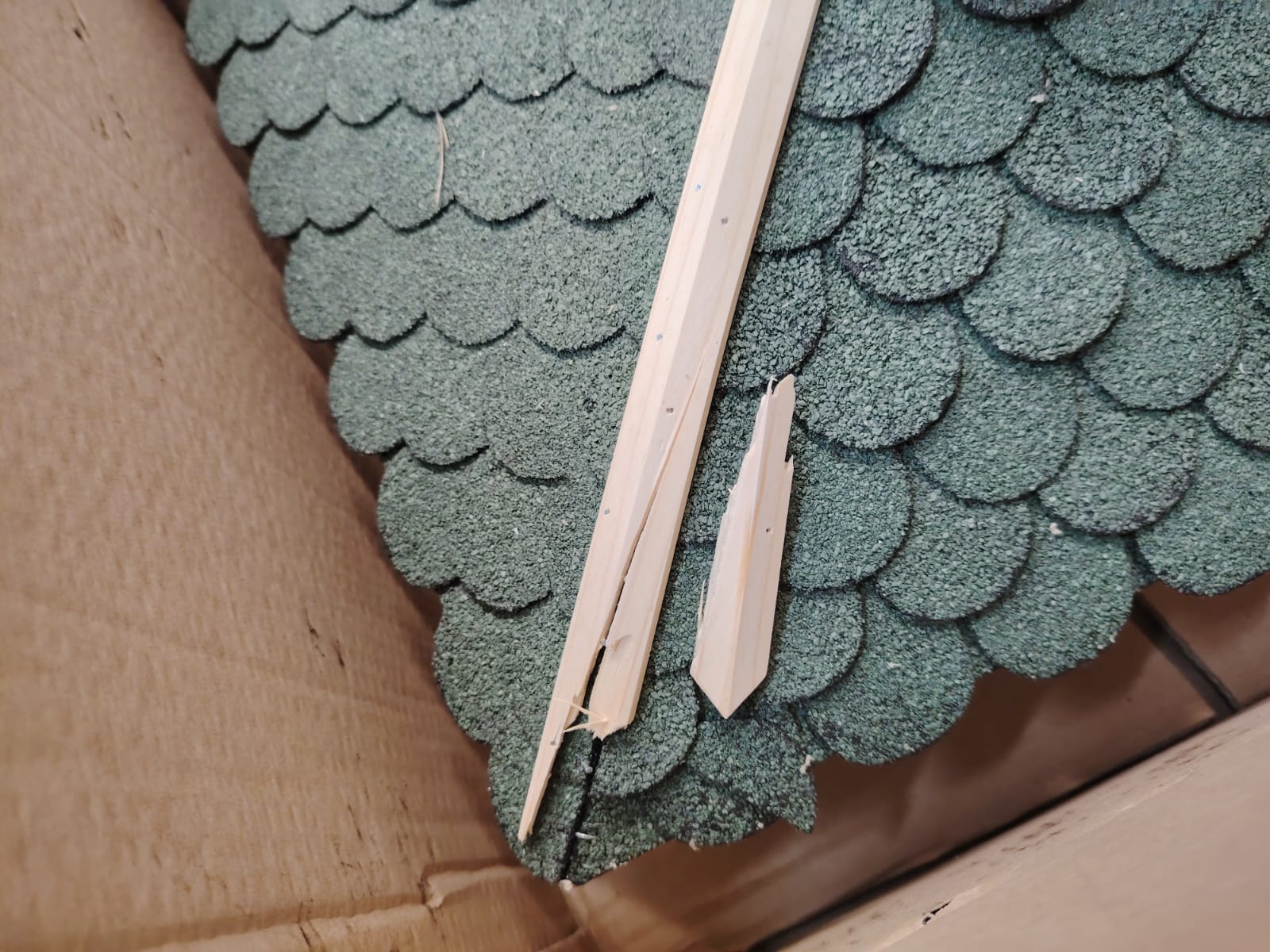Handlauf, Holz, kaputt, grüne Schindeln, Dachdeckung