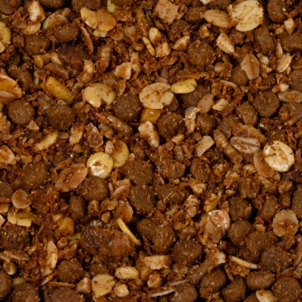 Fischfutter, Futtergranulat, braune Pellets, Getreideflocken, Futtermischung