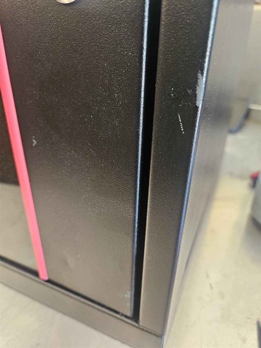 rückseite, schwarzes gerät, metallfläche, spalt, pinkes streifen
