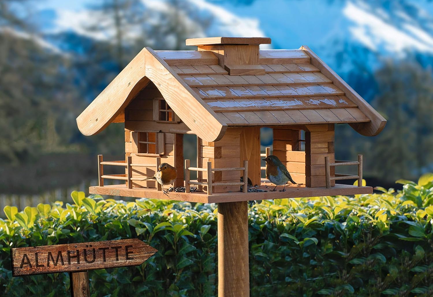 dobar Design Vogelfutterhaus Almhütte - XL Vogelhaus im Hüttendesign - Vogelvilla aus Massivholz - Vogelfutterstation inklusive Ständer - Großer Futterspender - 66 x 66 x 136,5 cm - Braun