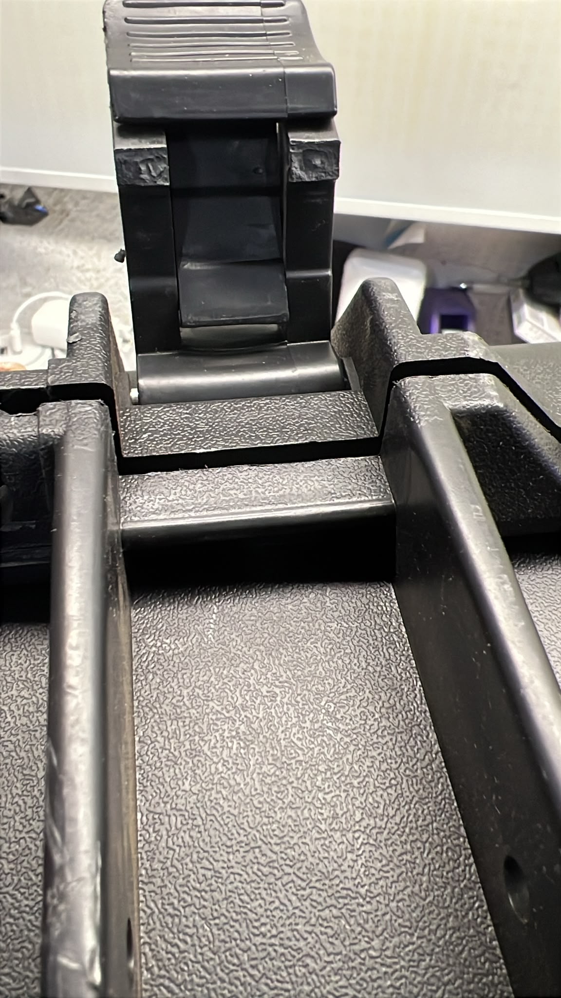 Fitnessgerät, schwarzer Kunststoff, Metallgestell, strukturierte Oberfläche