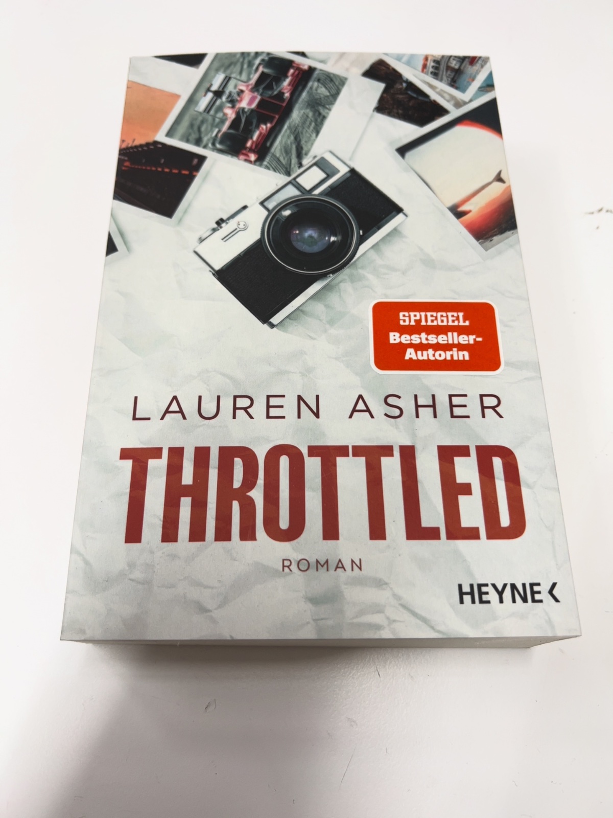 buch, thr0ttled?, throttled, roman, heyn e?, lauren asher, spiegel bestseller autorin, kamera, kamera cover, romane