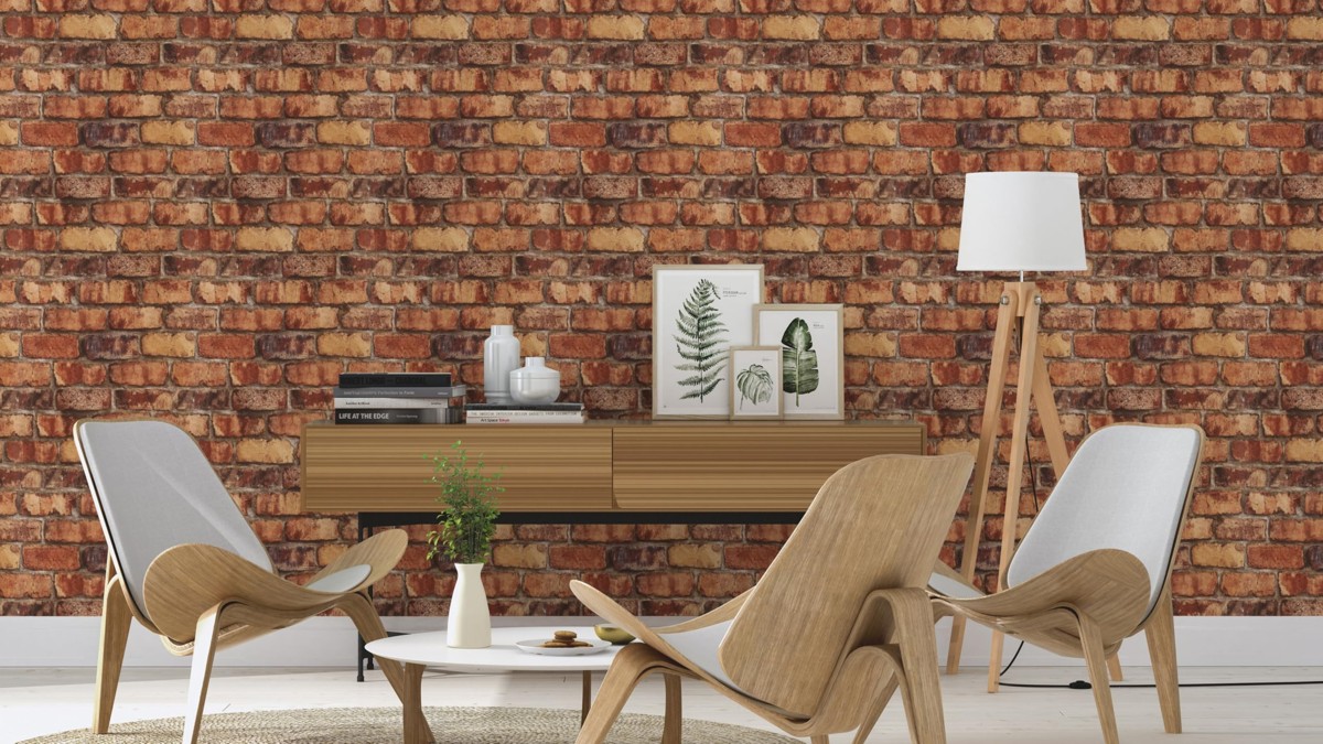 Wohnzimmer, Loungesessel, Holzgestell, weißer Stoffbezug, Ziegelwand
