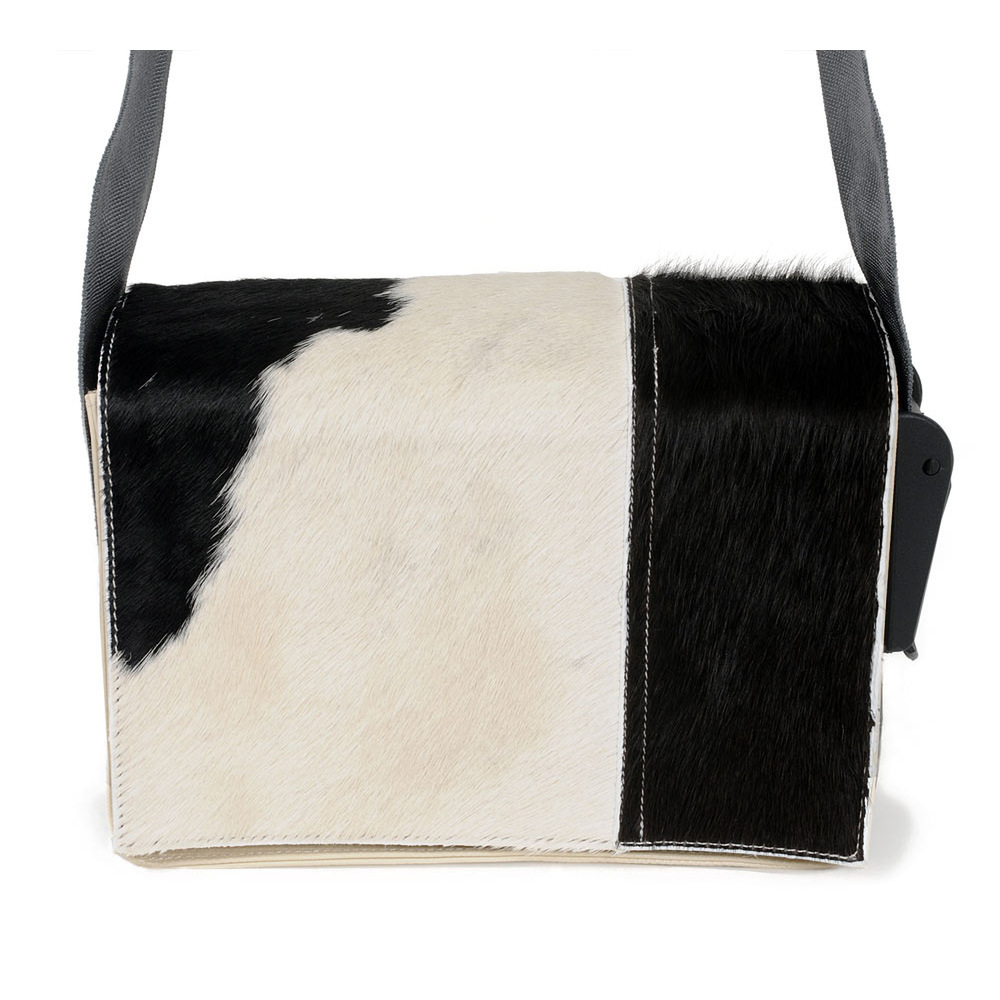 Messenger Bag MINI PROVOKED aus Kuhfell: schwarz & LKW-Plane: beige, 26x21x