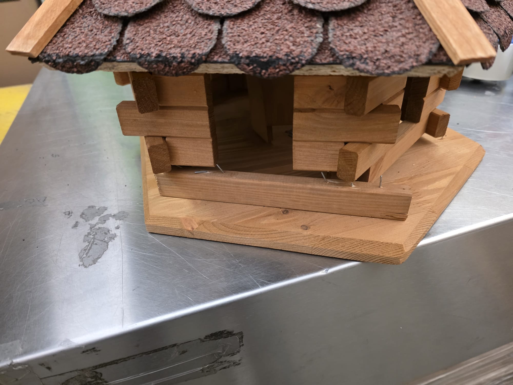 Dobar 6-eckiges Vogelhaus Rustikal mit rotem Bitumendach Kiefer DH134