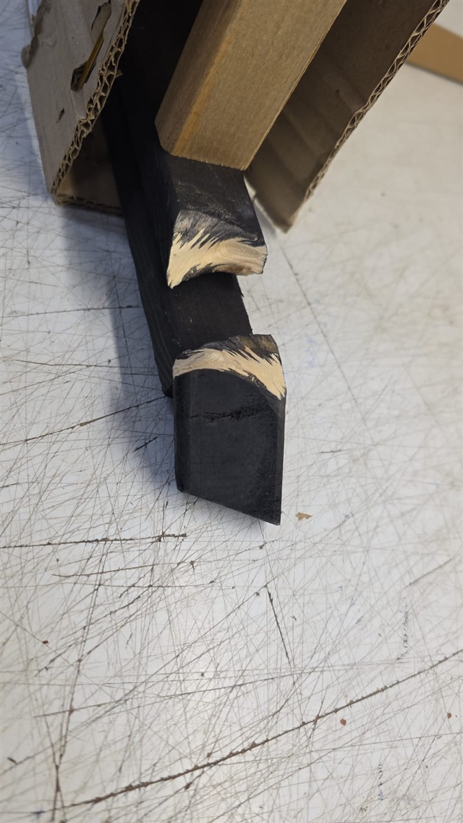 Holzstufe, Sperrholz, Schwarz, Spachtelspuren, Palettenholz