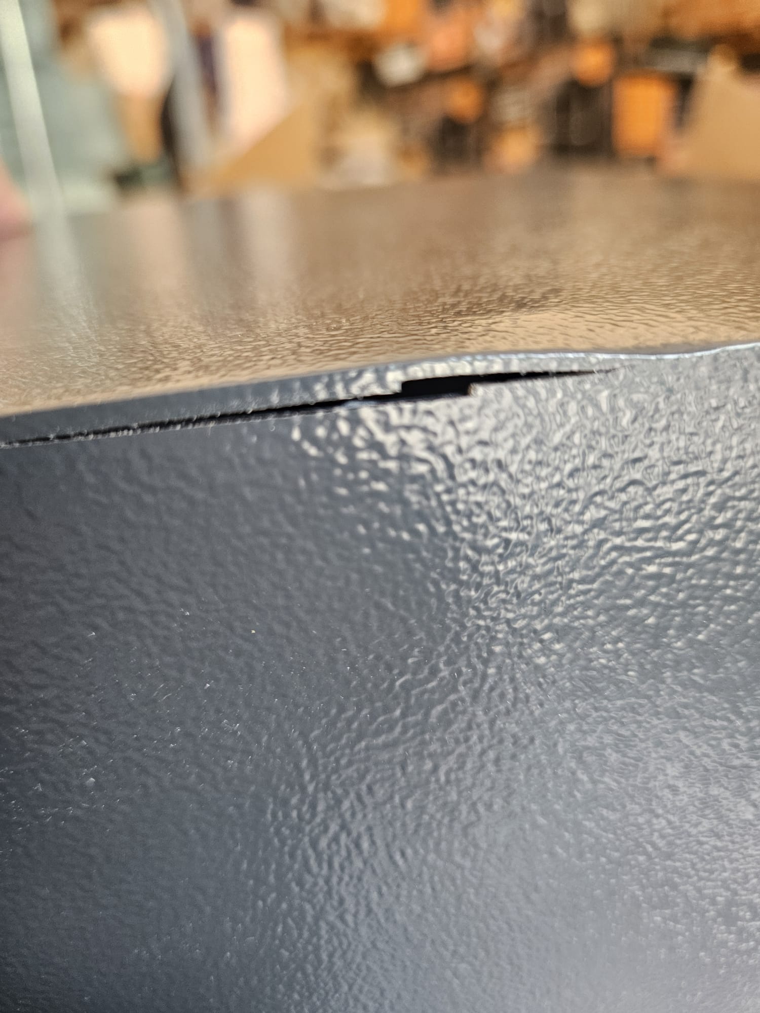 metallische Oberfläche, strukturierte Oberfläche, Risslinie, Kantennaht, Ladeninterieur