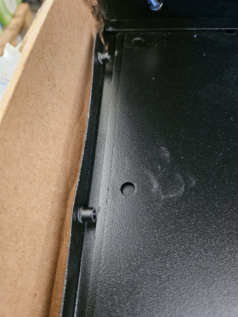Metall-Scharnier, Verstellschraube, schwarze Oberfläche, Eck-Detail, Verpackungskarton