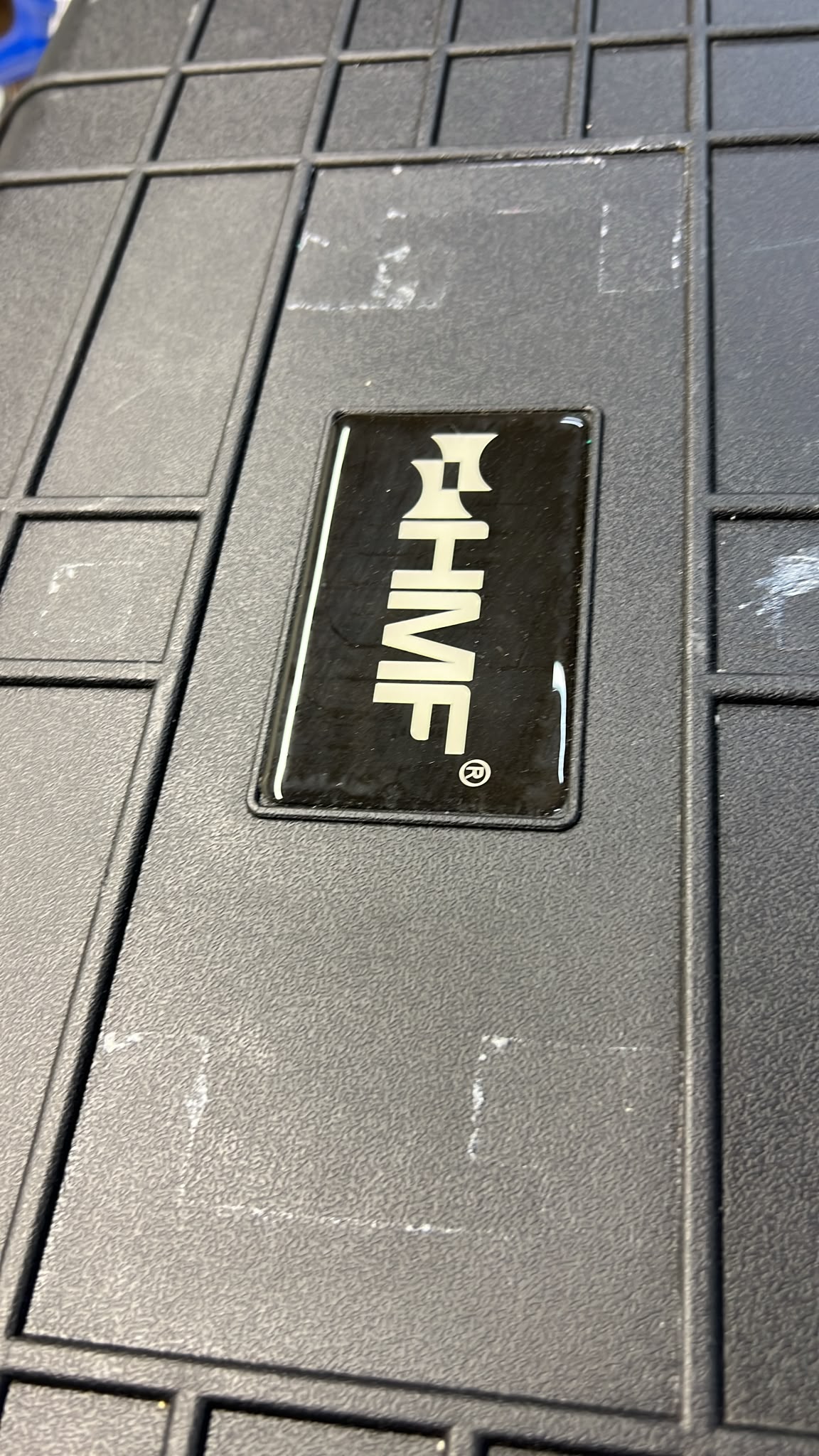 schwarzes Kunststoffgehäuse, strukturierte Oberfläche, geriffelte Oberfläche, HMF-Logo
