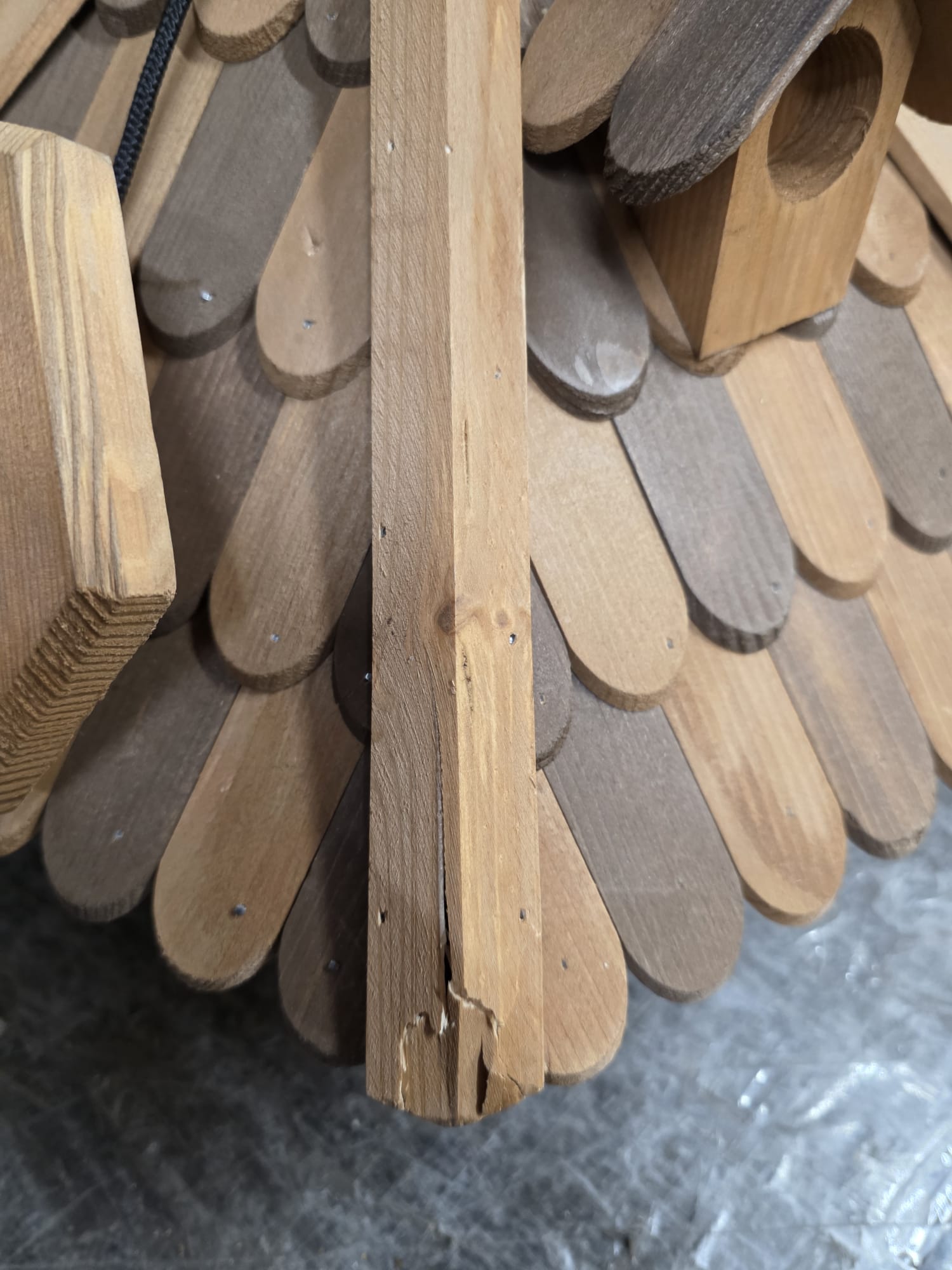 dobar Vogelfutterhaus Holzschindeldach 6-eckig Vogelhaus aus Massivholz XL Vogelfutterstation mit Futtersilo 6-eckige Vogelvilla  68 x 59 x 46 cm Braun DH136