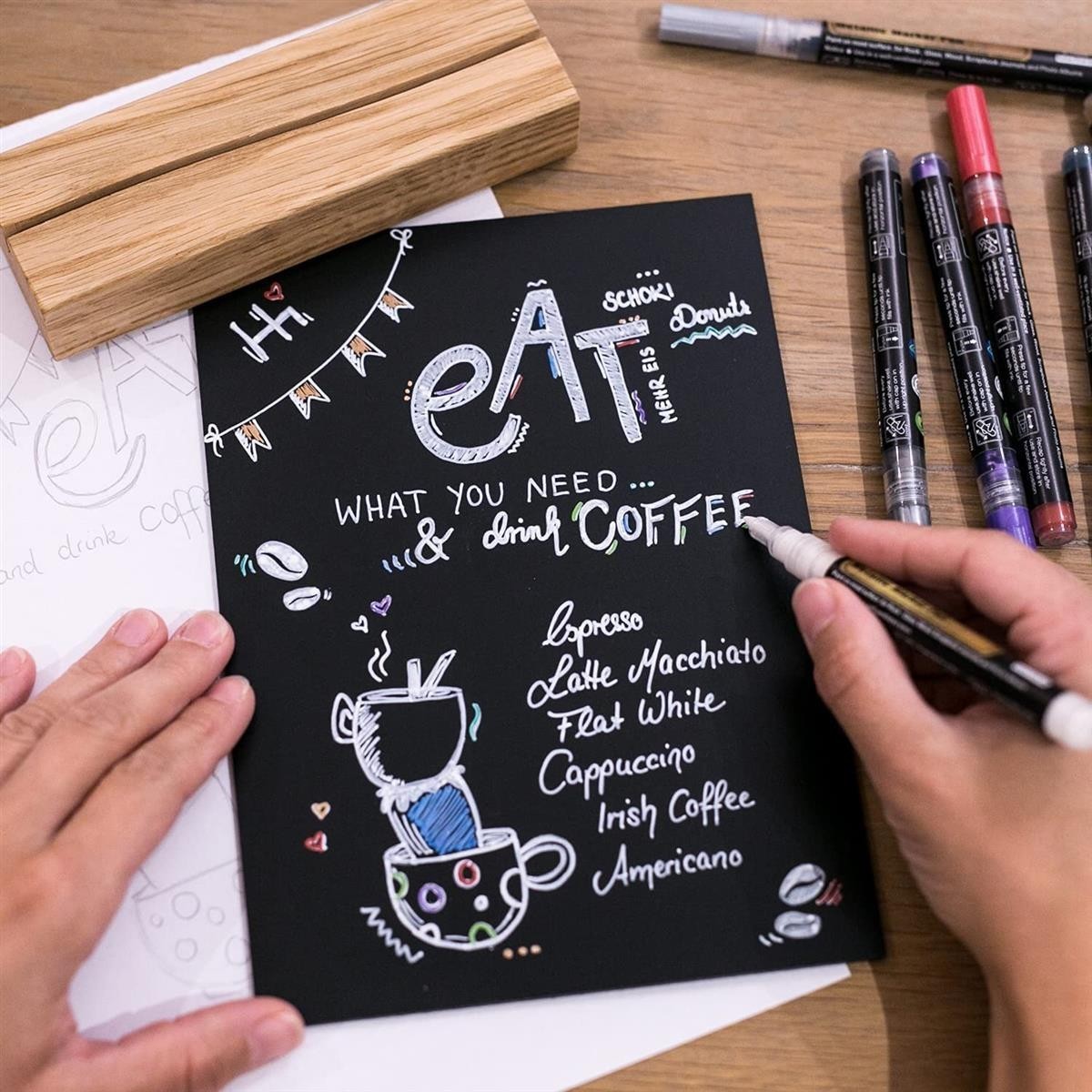 Kreidetafel, schwarzes Papier, Kreidemarker, Kaffeebecher-Motiv, Handlettering